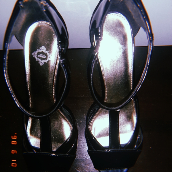 Black Heels - Picture 2 of 4